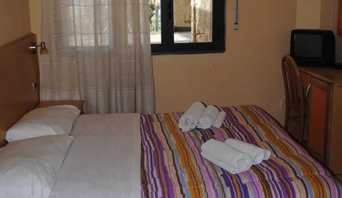 Habitación con 1 cama doble o 2 individuales, vistas parciales al mar