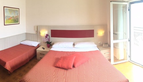 Habitación triple, vistas parciales al lago