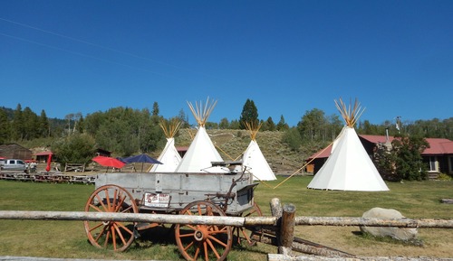 Tienda básica, varias camas, vistas a la montaña