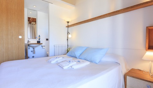 Habitación doble, terraza, vistas parciales al mar (Cabrera)