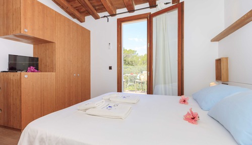 Habitación doble, balcón, vistas parciales al mar (Menorca)