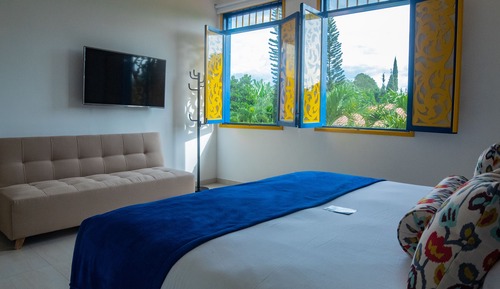 Habitación superior con 1 cama doble o 2 individuales, vistas al jardín