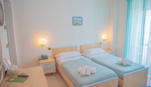 Habitación estándar con 2 camas individuales, baño privado, en una planta alta