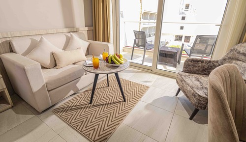 Habitación superior con 1 cama doble o 2 individuales, vistas al jardín