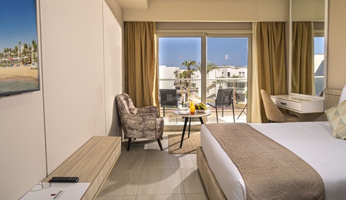 Habitación estándar con 1 cama doble o 2 individuales, vistas a la piscina