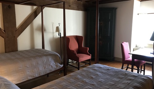 Habitación básica con 2 camas individuales