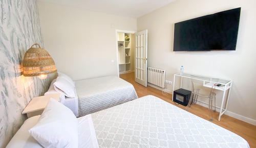 Habitación cuádruple económica (cama de matrimonio e individual)