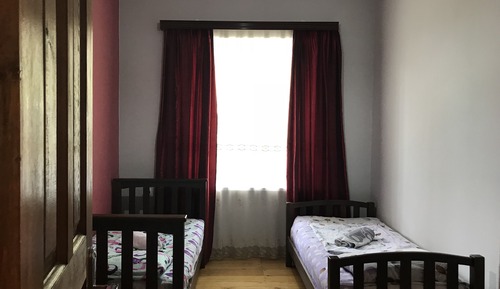 Habitación básica con 2 camas individuales