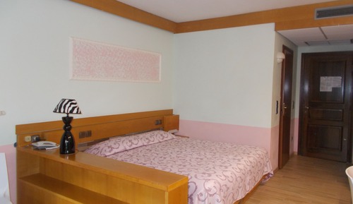 Habitación superior con 1 cama doble o 2 individuales, balcón, vistas al lago