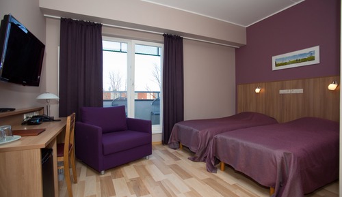 Habitación superior con 2 camas individuales, balcón