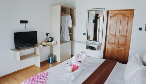 Habitación Deluxe con 1 cama doble o 2 individuales, vistas al jardín, frente a la playa