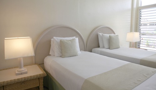 Estudio, cocina básica, en edificio anexo