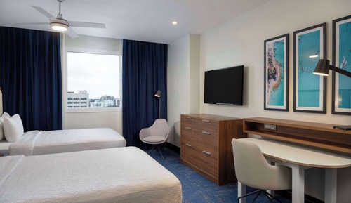 Estudio, 2 camas de matrimonio, vistas a la ciudad