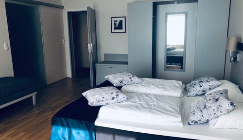 Habitación básica con 1 cama doble o 2 individuales, accesible para personas con discapacidad