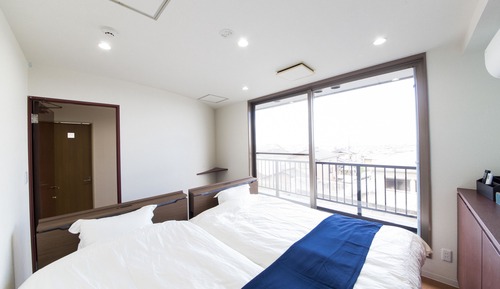 Habitación con 2 camas individuales, vistas a la ciudad