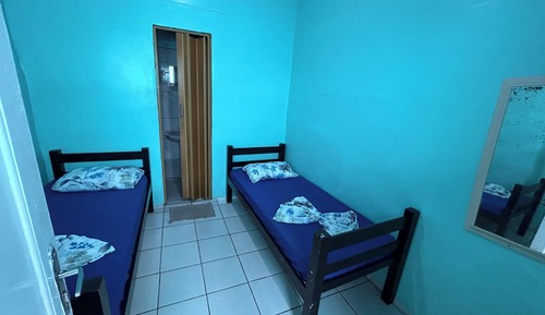 Habitación básica con 2 camas individuales, 2 camas individuales