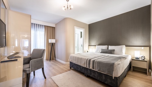 Junior Queen Suite
