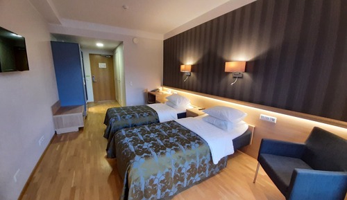 Habitación superior con 2 camas individuales, balcón