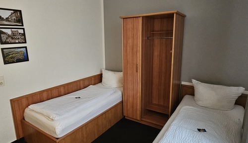 Habitación con 2 camas individuales, baño privado