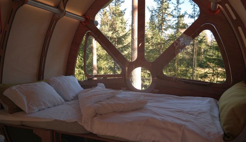 Casa de diseño en un árbol (Oddis Öga)