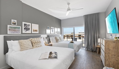 Habitación Signature, 2 camas de matrimonio, balcón, vistas parciales al mar