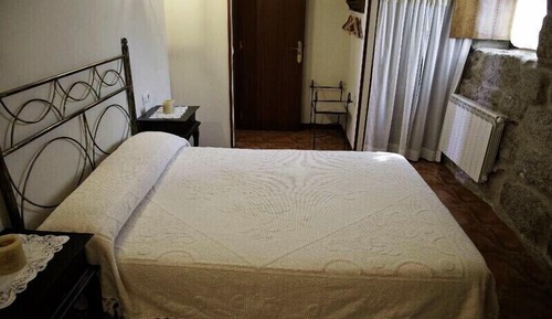 Casa de campo familiar, 4 habitaciones, cocina, en la zona del jardín (A Casona)