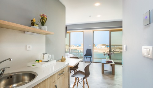 Habitación superior con 1 cama doble o 2 individuales, balcón