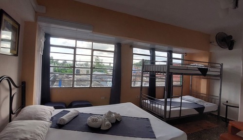 Habitación cuádruple familiar, 1 habitación, vistas a la ciudad, en una planta alta (Vista Clara)