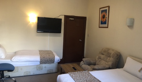 Habitación triple, baño compartido