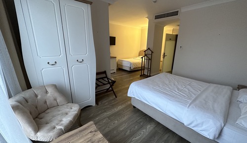 Habitación familiar con 1 cama doble o 2 individuales, varias camas, vistas a la ciudad