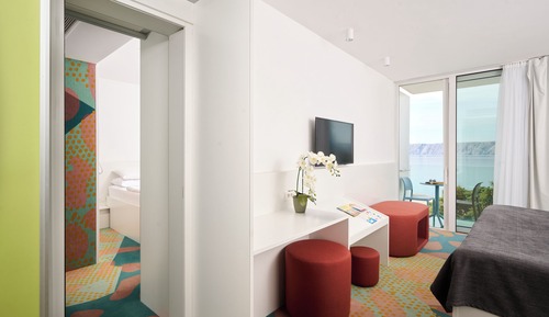 Classic connected family room with balcony