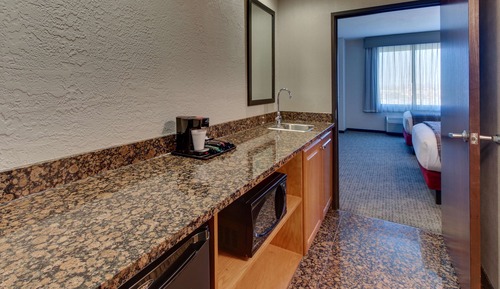Suite, 2 camas de matrimonio, frigorífico y microondas (Sofabed, 2 Rooms, Roll in Shower)