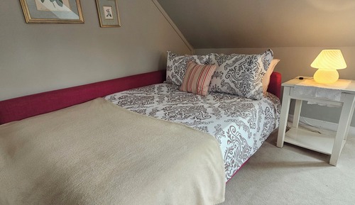Habitación superior, 1 cama de matrimonio con sofá cama, baño privado (Chambord)