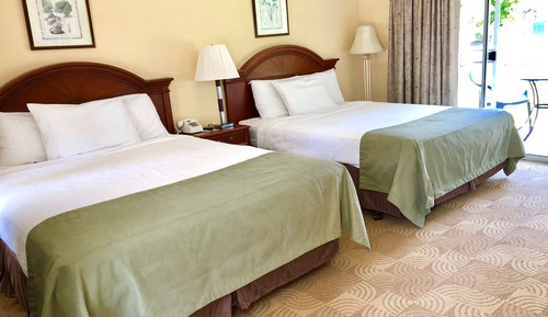 Habitación básica, 2 camas de matrimonio, patio