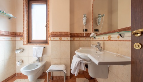 Habitación clásica con 1 cama doble o 2 individuales, balcón, vistas a la piscina