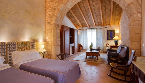 Habitación superior con 2 camas individuales, terraza