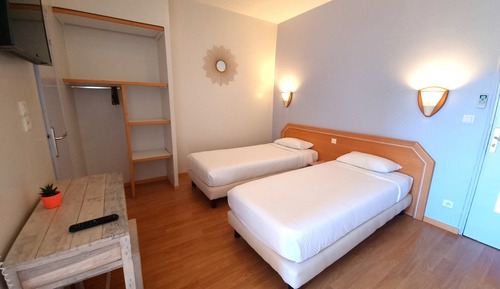Habitación superior con 2 camas individuales, baño privado, vistas al mar