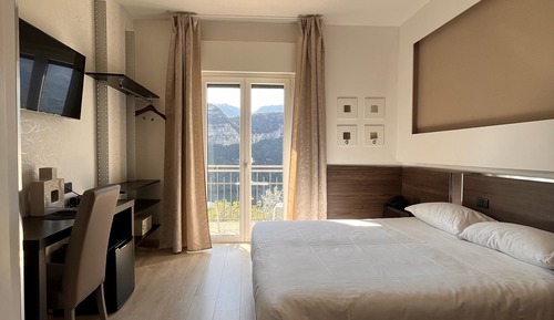 Habitación estándar con 1 cama doble o 2 individuales, balcón, vistas parciales al lago