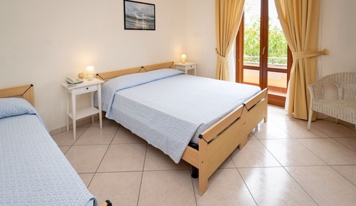 Habitación triple clásica, balcón