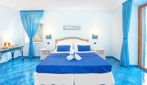 Habitación doble superior, vistas parciales al mar