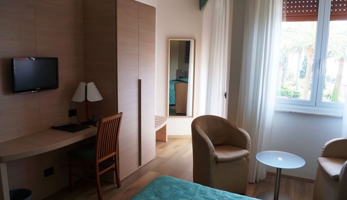 Habitación Confort con 1 cama doble o 2 individuales, balcón