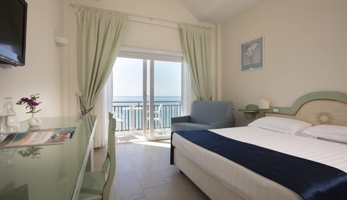 Habitación superior con 1 cama doble o 2 individuales, 1 habitación, vistas al mar