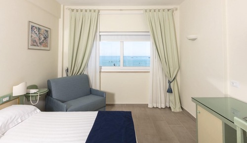 Habitación superior con 1 cama doble o 2 individuales, vistas parciales al mar