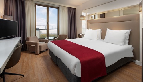 Habitación superior con 1 cama doble o 2 individuales, vistas al jardín