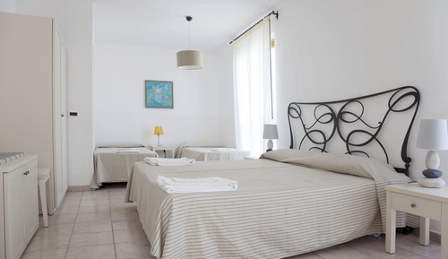 Habitación superior, vistas parciales al mar