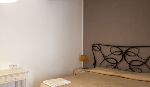 Habitación triple, vistas parciales al mar