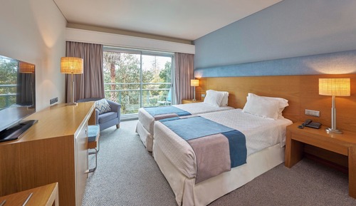 Habitación con 2 camas individuales, vistas parciales al mar