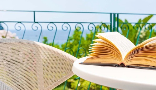 Habitación superior con 1 cama doble o 2 individuales, balcón, vistas al mar