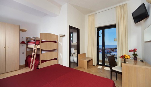 Habitación cuádruple superior, balcón, vistas al mar