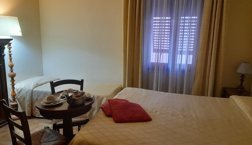 Habitación triple estándar, baño privado, vistas al patio